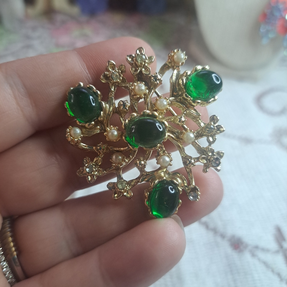 Vintage Green and Goldtone Brooch